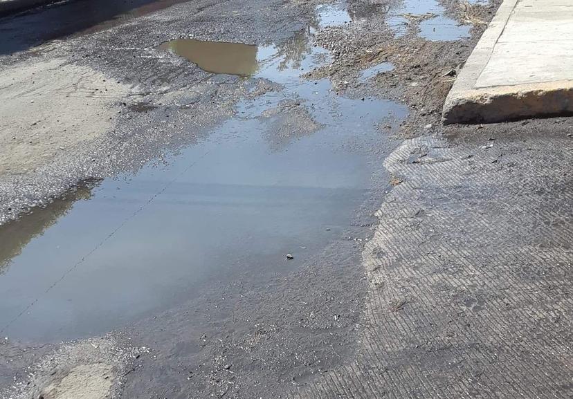 Aguas negras inundan calles de Villa de Atencingo en Chietla