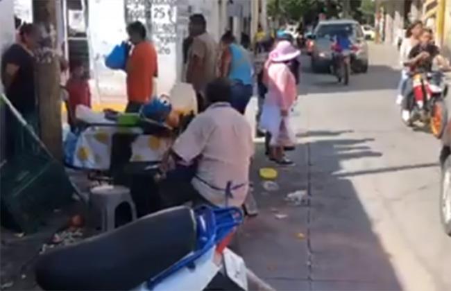 Motociclista se lleva puesto de aguas en el centro de Izúcar  