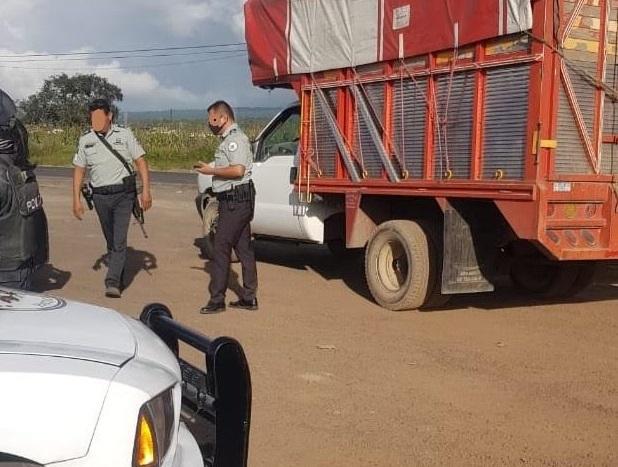 Los persiguen de Huauchinango a Hidalgo por camioneta robada