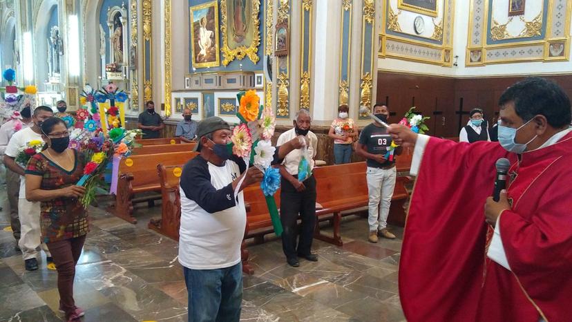 Con poco trabajo y mucha fe albañiles celebran el Día de la Santa Cruz en Tehuacán