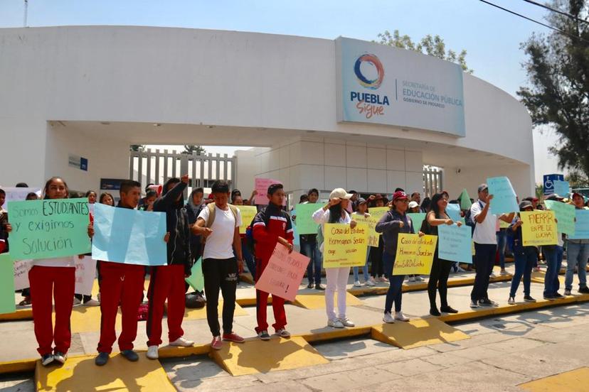 Piden estudiantes frente a la SEP equipamiento de albergue