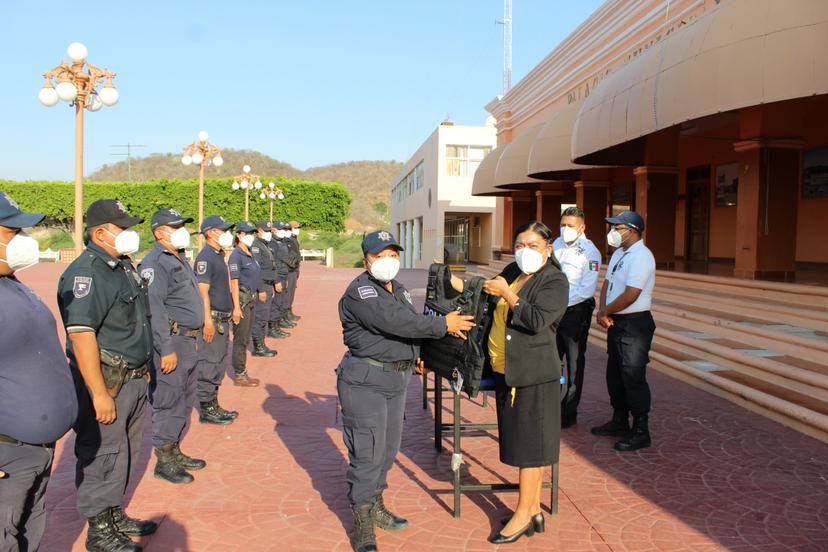 Alcadesa de Tecomatlán entrega uniformes a Seguridad Pública