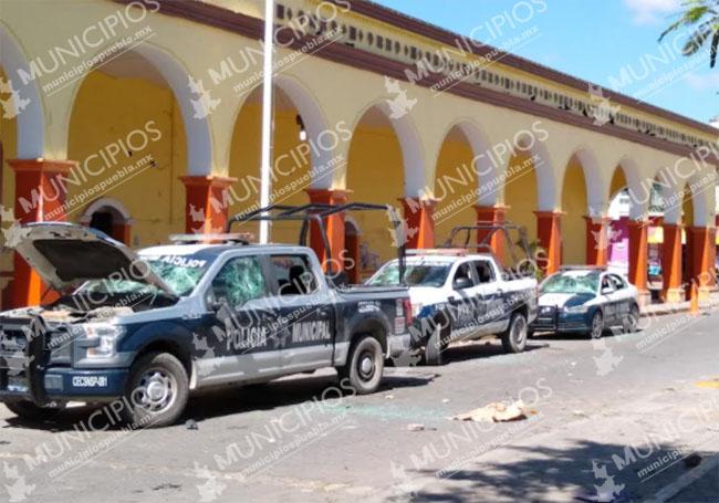 Rocían ácido a mujer policía y golpean a director de Seguridad en Altepexi