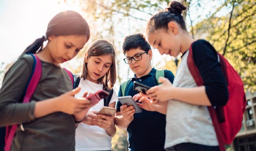 Celulares en las escuelas ha generado un intenso debate