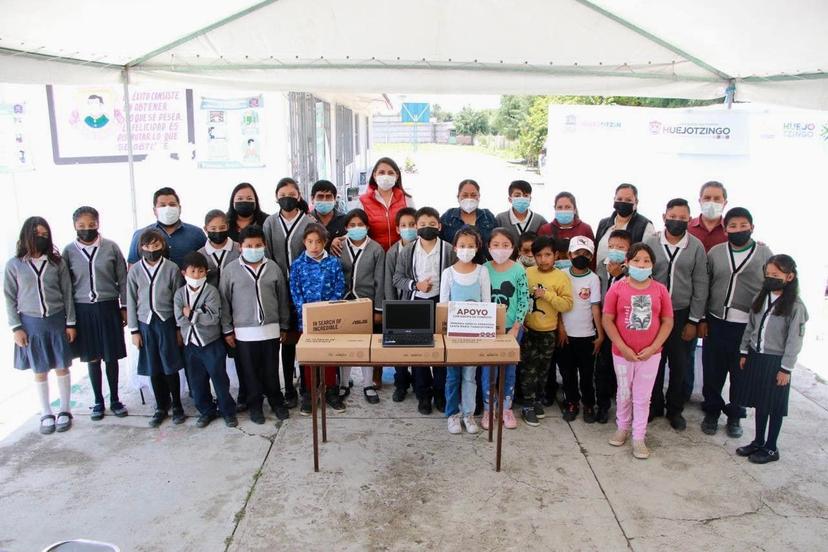 Alvarado entrega computadoras a estudiantes de Tianguistenco