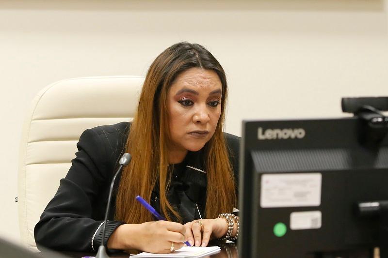 Amanda Gómez acude al Congreso y calla sobre anomalías financieras