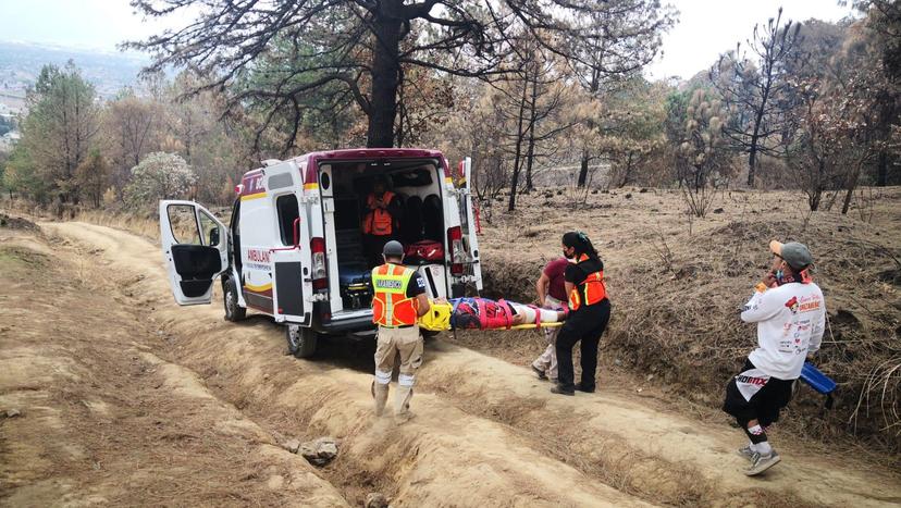 PC de San Pedro Cholula rescata a ciclista accidentado del Cerro Zapotecas