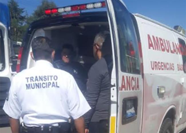 Auto de la Fiscalía embiste a motociclista en centro histórico de Puebla