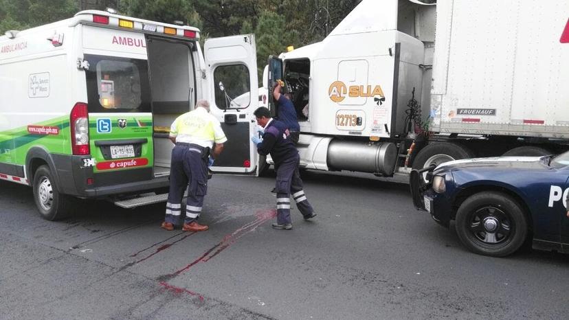 Con machetes y tubos hieren a traileros en la México-Puebla