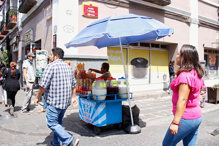 Si ambulantes siguen franquicias amenazan con cerrar