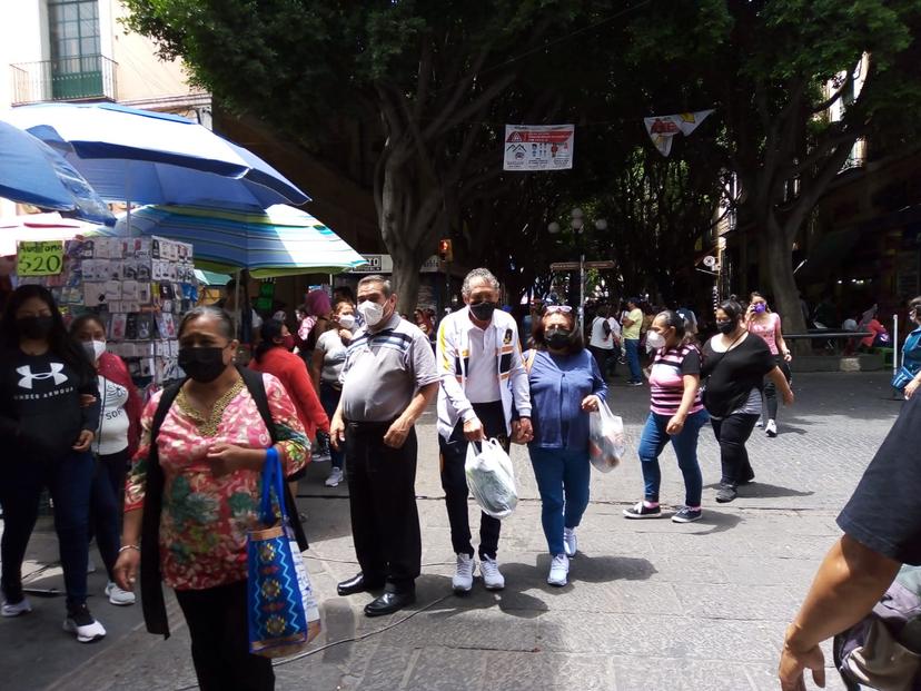 Ambulantes y turistas se desbordan en el Centro Histórico de Puebla