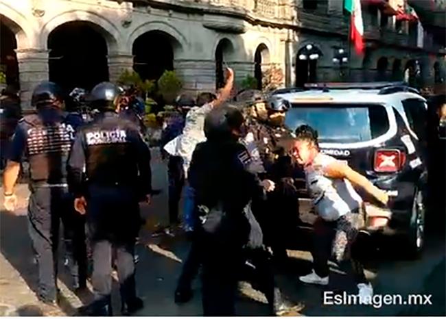 VIDEO Se registra pelea entre ambulantes y policías en el zócalo de Puebla capital