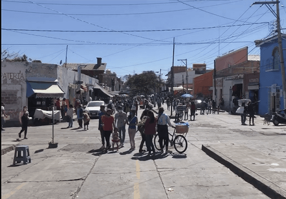 A pesar del decreto, ambulantes y atlixquenses siguen en las calles