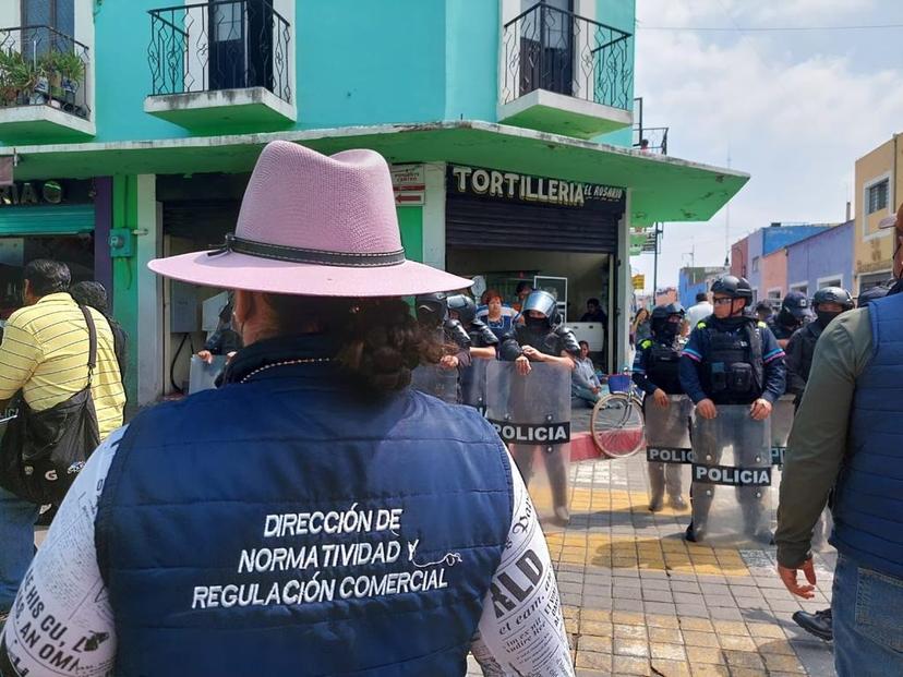 Con operativo, limpian banquetas de obstáculos y ambulantes en SPC