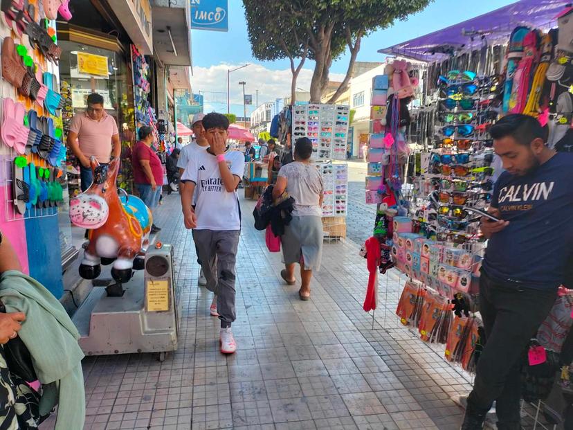 Calles de Tehuacán siguen invadidas por ambulantes de temporada decembrina