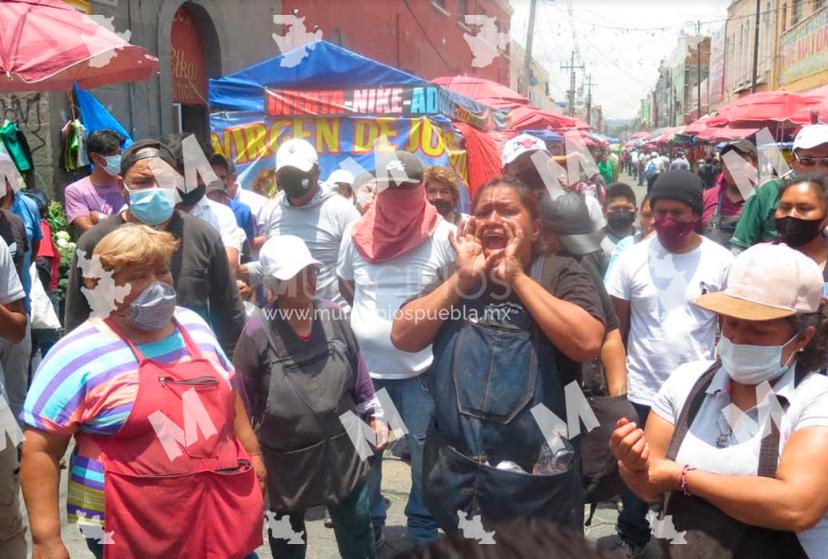 Con fractura de cráneo terminaron agentes de la AEI en operativo contra ambulantes en Puebla