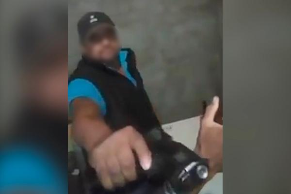 VIDEO: Saldaña te va a cargar, advierten con arma a candidato