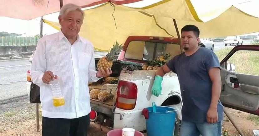 VIDEO AMLO se detiene a comprar un jugo de piña en la carretera