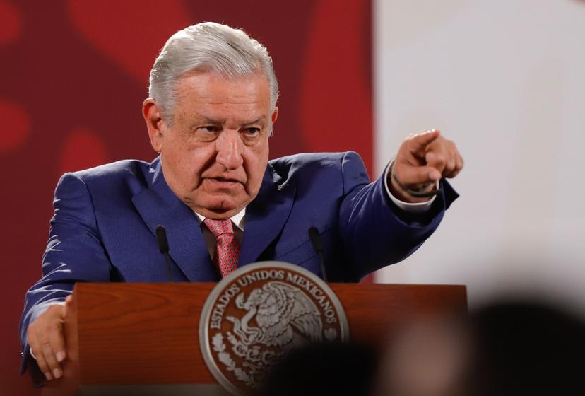 INE ordena a AMLO bajar conferencia por mostrar encuestas a favor de Morena