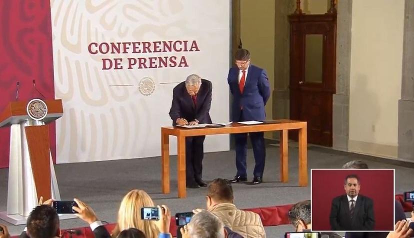 Ante notario firma AMLO compromiso de no reelección