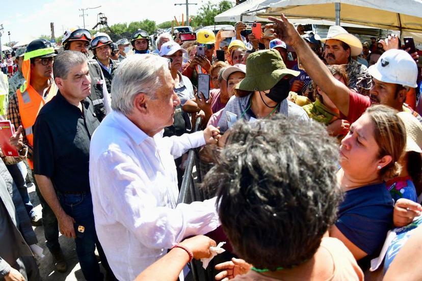 VIDEO Le agradezco que haya venido a tomarse la foto con mi dolor: madre de minero atrapado a AMLO