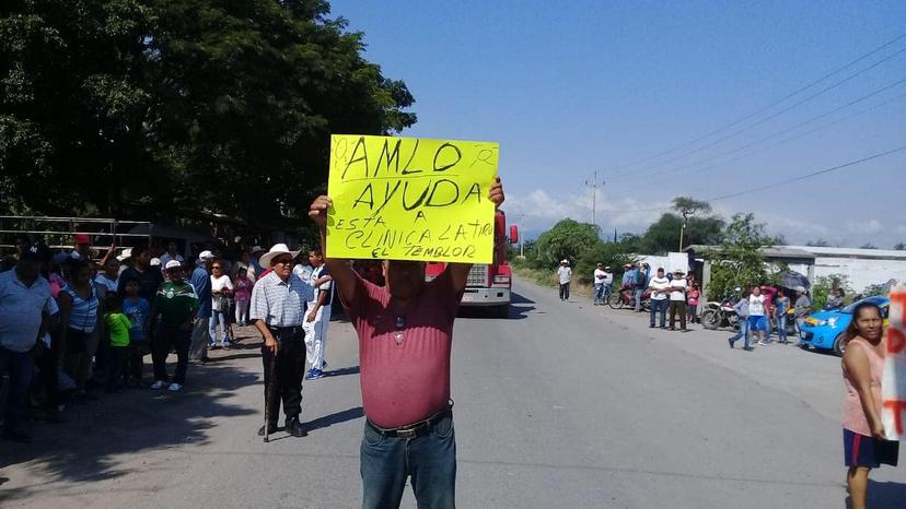 Ciudadanos protestan al paso de AMLO por la Mixteca