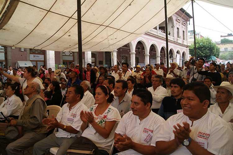 Formaliza AMLO comités de Morena en 10 municipios de la Sierra de Puebla