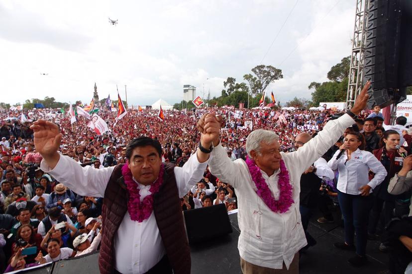 Seis de seis pide AMLO a los poblanos en la Plaza de la Victoria