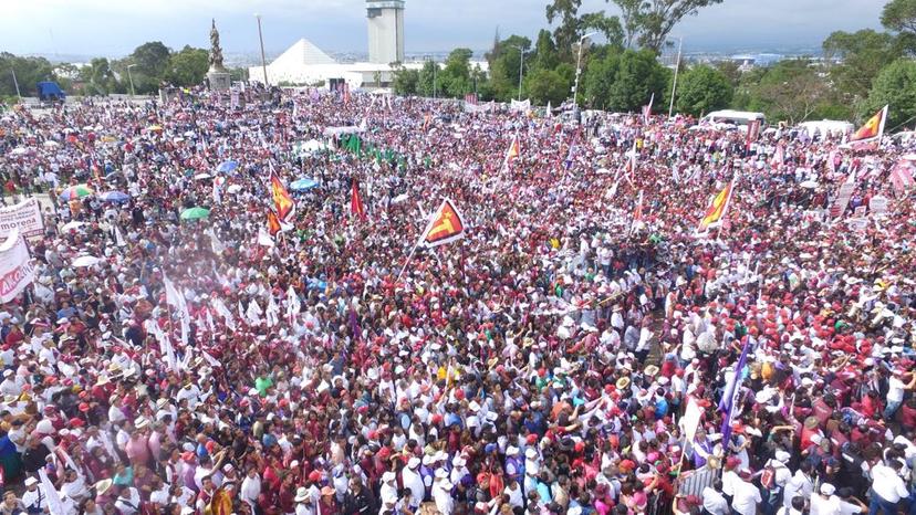 Seis de seis pide AMLO a los poblanos en la Plaza de la Victoria