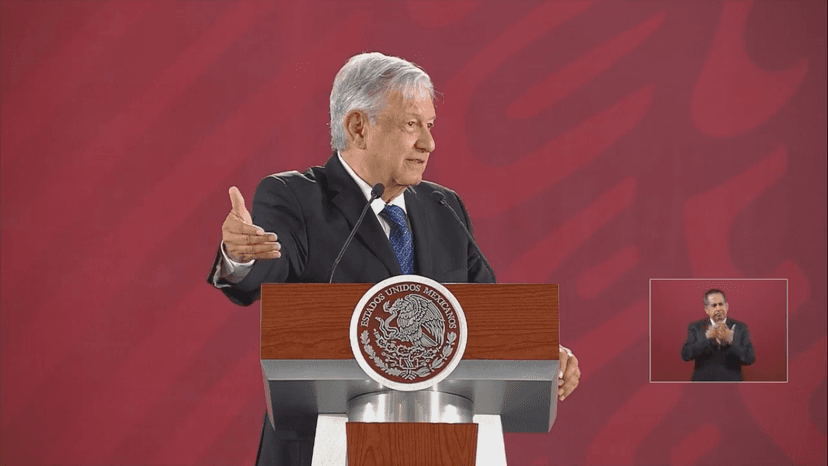 AMLO firma compromiso de no reelección