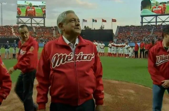 Ahora Calderón defiende a AMLO tras abucheos en estadio