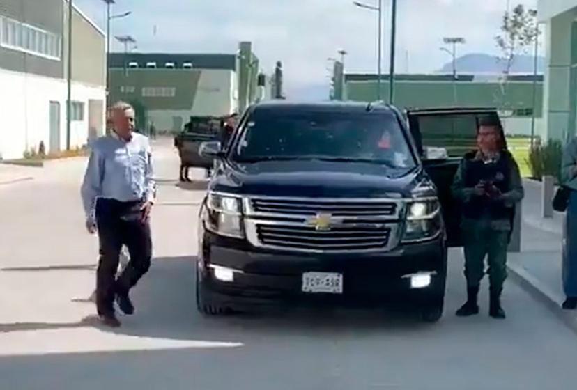 Critican a AMLO por llegar en camioneta blindada a La Célula en Puebla