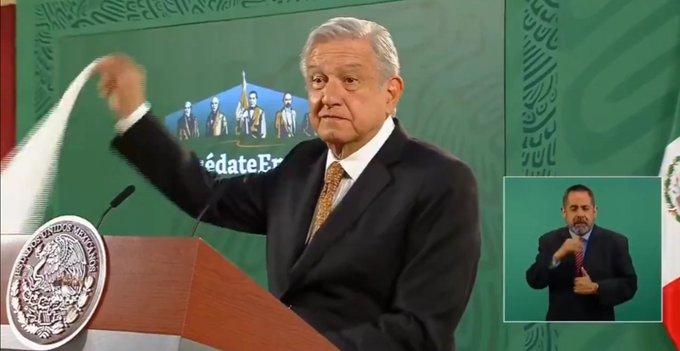 AMLO asegura que no hay corrupción, y ondea pañuelo blanco