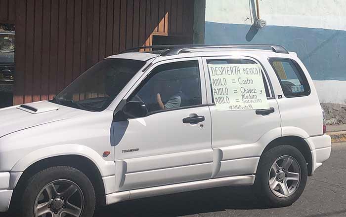 Una veintena de coches participa en marcha Antiamlo en Atlixco