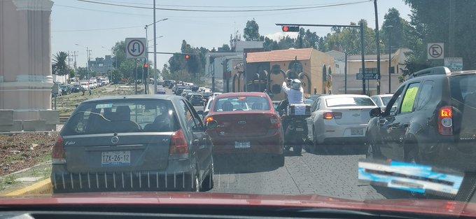 VIDEO A bordo de autos protestan contra López Obrador en Puebla