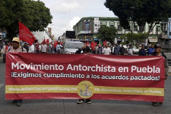 Protestan comerciantes de Fuerza 2000 y Antorcha en zócalo de Puebla