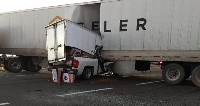 Mueren aplastados al estrellarse contra caja de un tractocamión