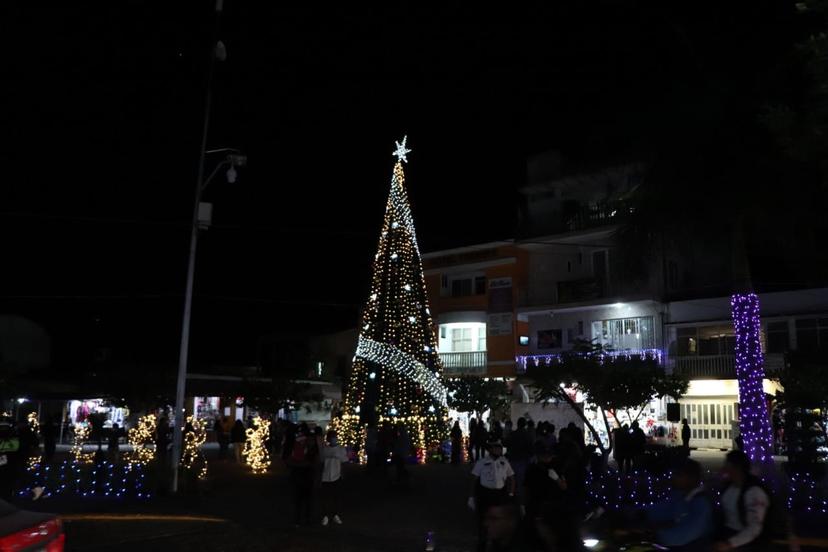 Realizan encendido de árbol navideño en Izúcar  