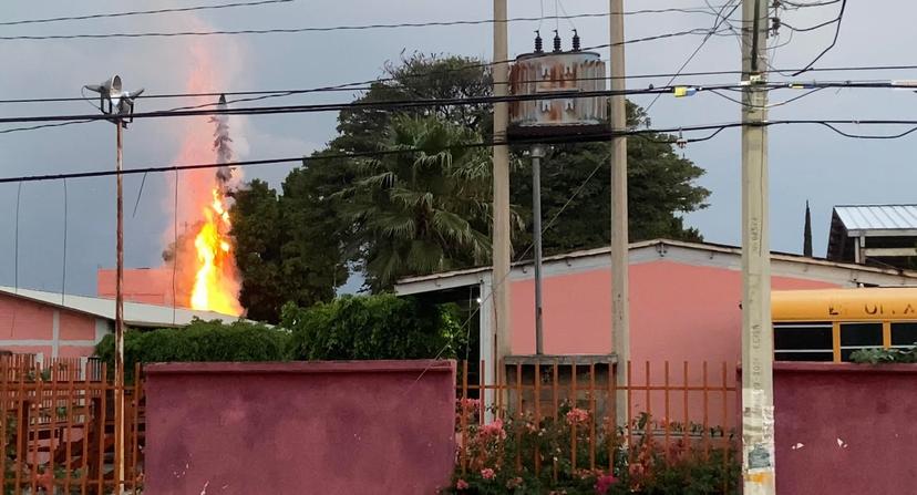 Un rayo, parte e incendia árbol en Atlixco