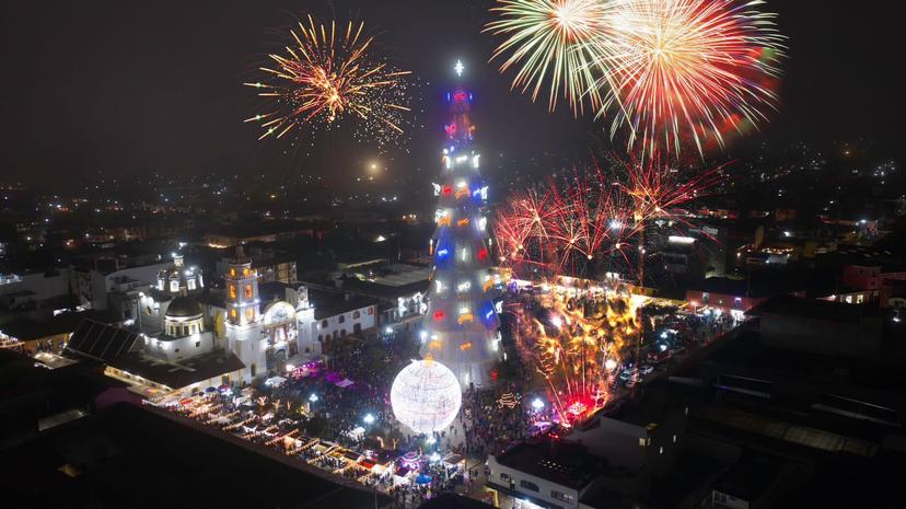 Visita en Chignahuapan el árbol de navidad más grande del país