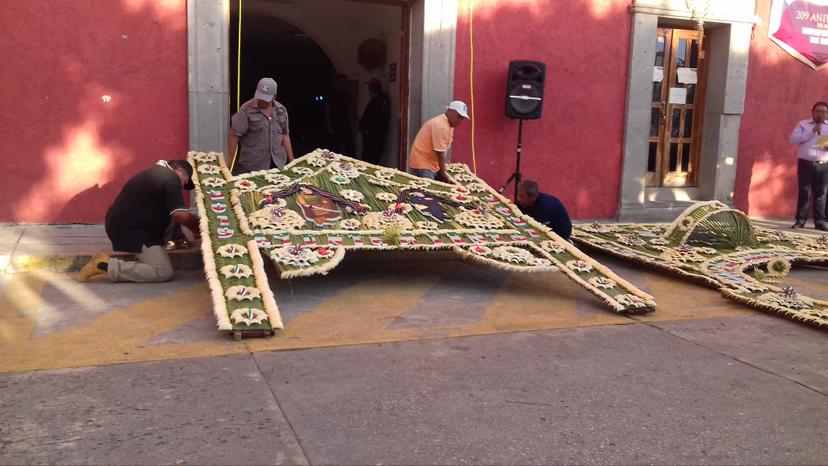 Colocan doble arco de cucharilla en auditorio municipal de Izúcar