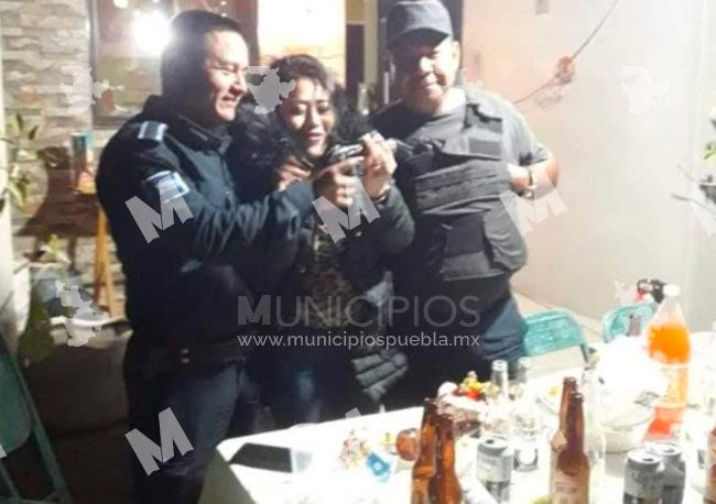 Captan a policías de Santo Tomás Hueyotlipan bebiendo y jugando con arma de fuego