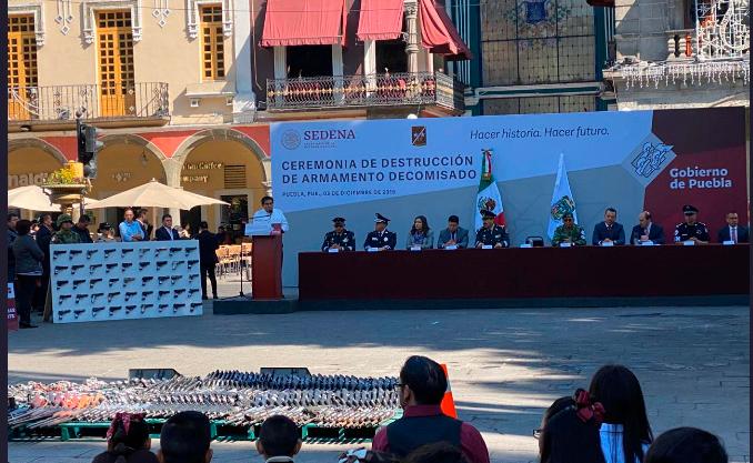 Barbosa encabeza inicio del programa de canje de armas en el zócalo