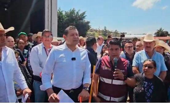 Armenta recorre comunidad de Ajolotla en Chignahuapan tras inundaciones