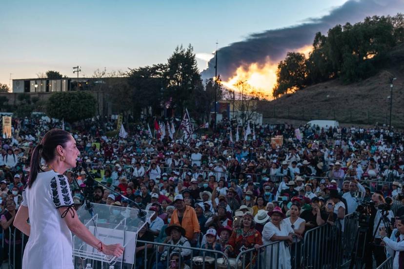 Arropa valle cholulteca a Claudia Sheinbaum