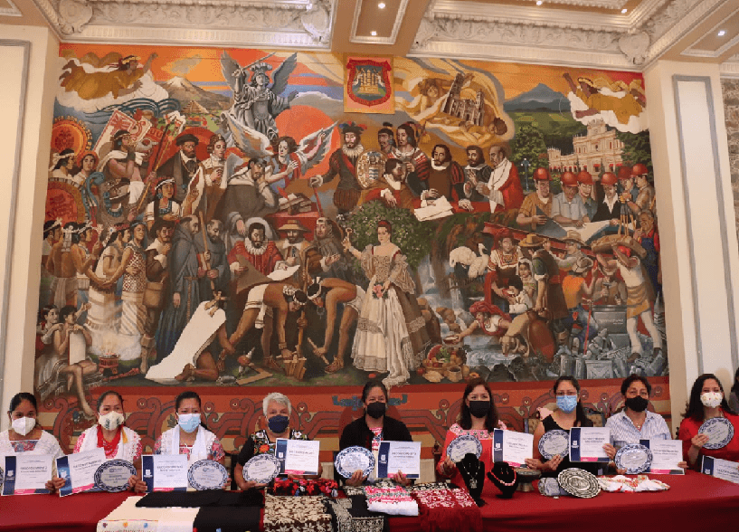  Puebla reconoce la labor de mujeres artesanas 