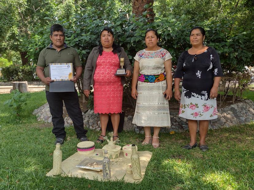 Mezcaleros y artesanos de Caltepec reciben galardón Micrófono de Oro 2021