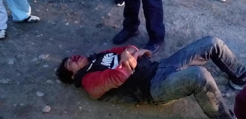 Padres lo golpean por asaltar estudiantes en Amozoc