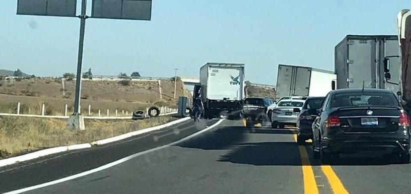 Frente a su familia lo degüellan para quitarle su carro