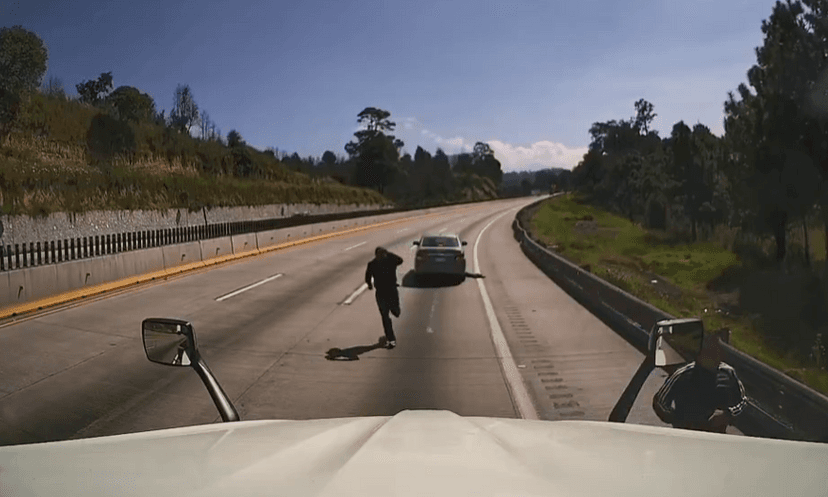 VIDEO Graban asalto a tráiler en la autopista México-Puebla